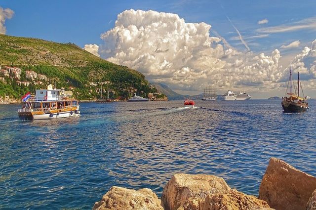 dubrovnik-harbour-anchorage-cruise-ships-tender-visit-croati-tour